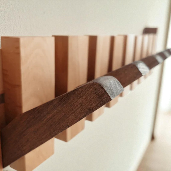 HarmonyCoat | Elegáns falra szerelhető fogas zongora stílusban