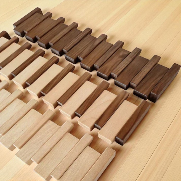 HarmonyCoat | Elegant Vægknagerække i Klaverstil