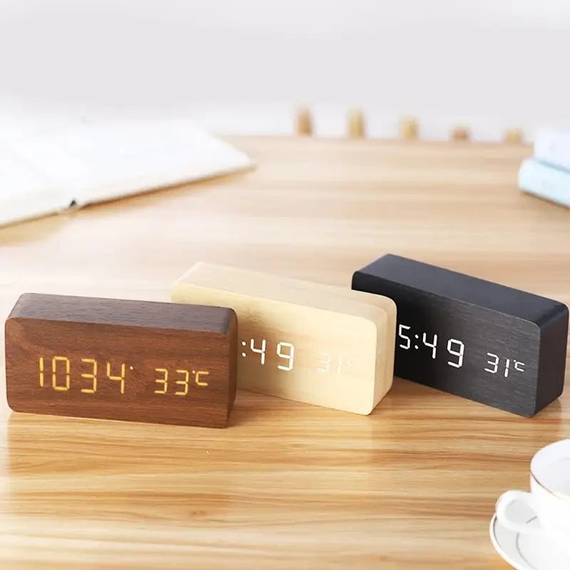 TimeWood | Digital Træur med LED-display, Stille-funktion & moderne design