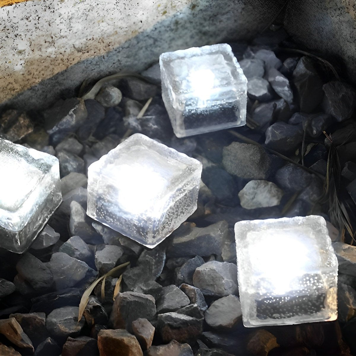 Solarglow - Solardrevet Terningformet Havelampe Nuvenci.dk