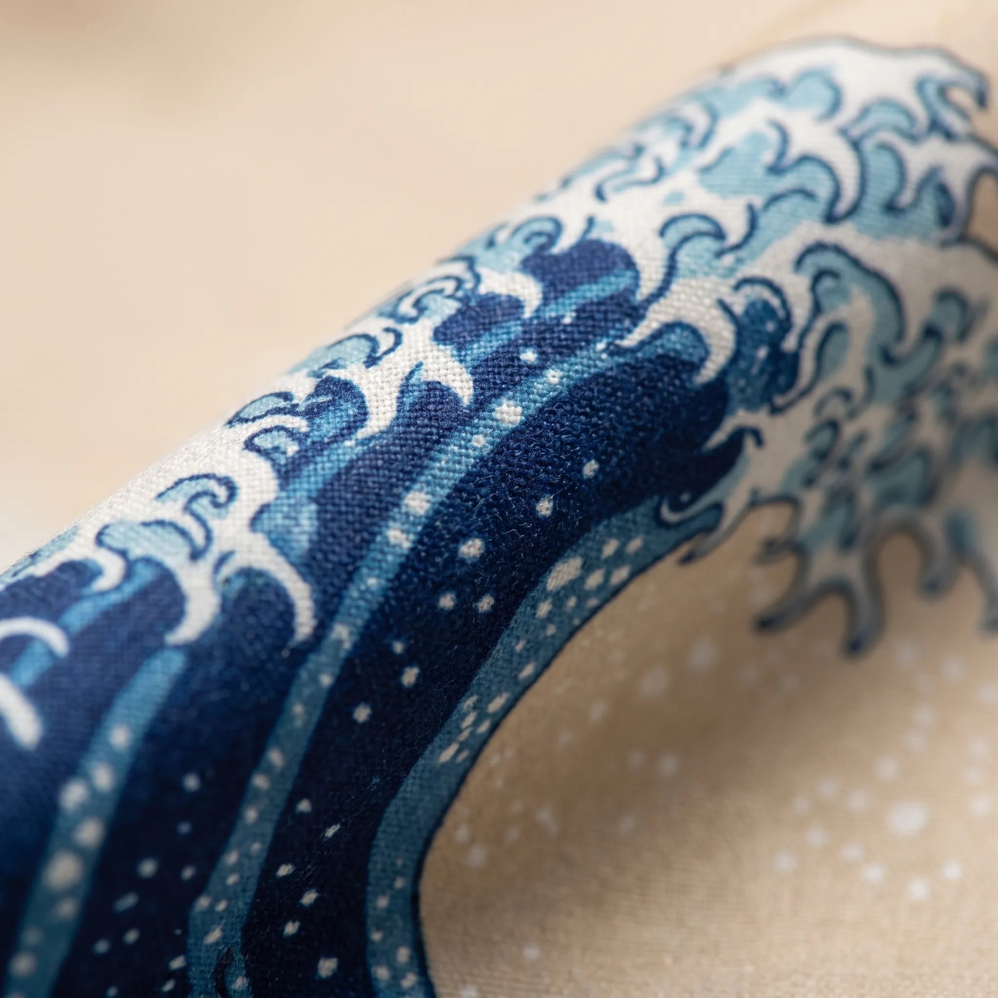 WaveDrape - Japansk Inspireret Vægtæppe Kunst Nuvenci.dk