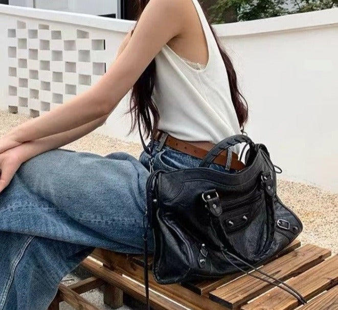 April | Skuldertaske – Rummelig og Perfekt til Arbejde & Shopping Nuvenci.dk