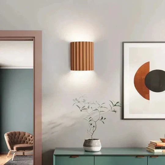 BrightForm | Væglampe – Elegant Design til Hyggelig Atmosfære Brun Nuvenci.dk