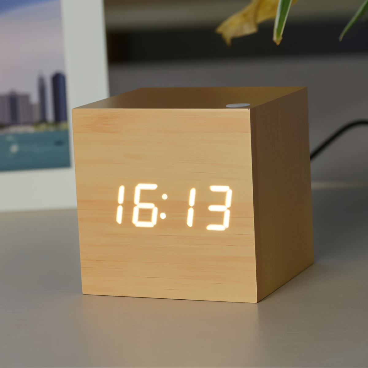 ClockyCube | Digitalt Vækkeur – Klar Visning og Smart Funktioner Gul-Hvid Nuvenci.dk