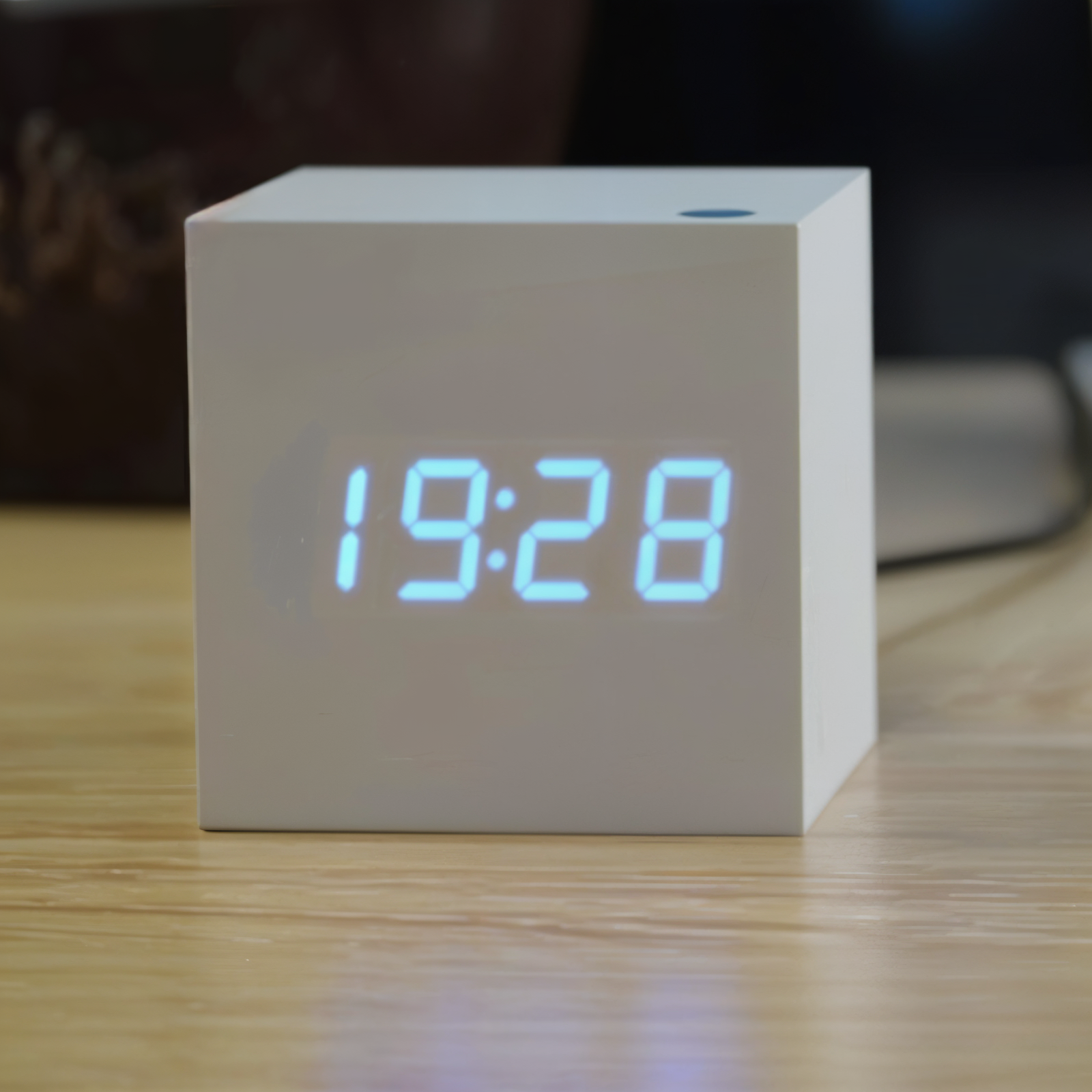 ClockyCube | Digitalt Vækkeur – Klar Visning og Smart Funktioner Hvid-Blå Nuvenci.dk
