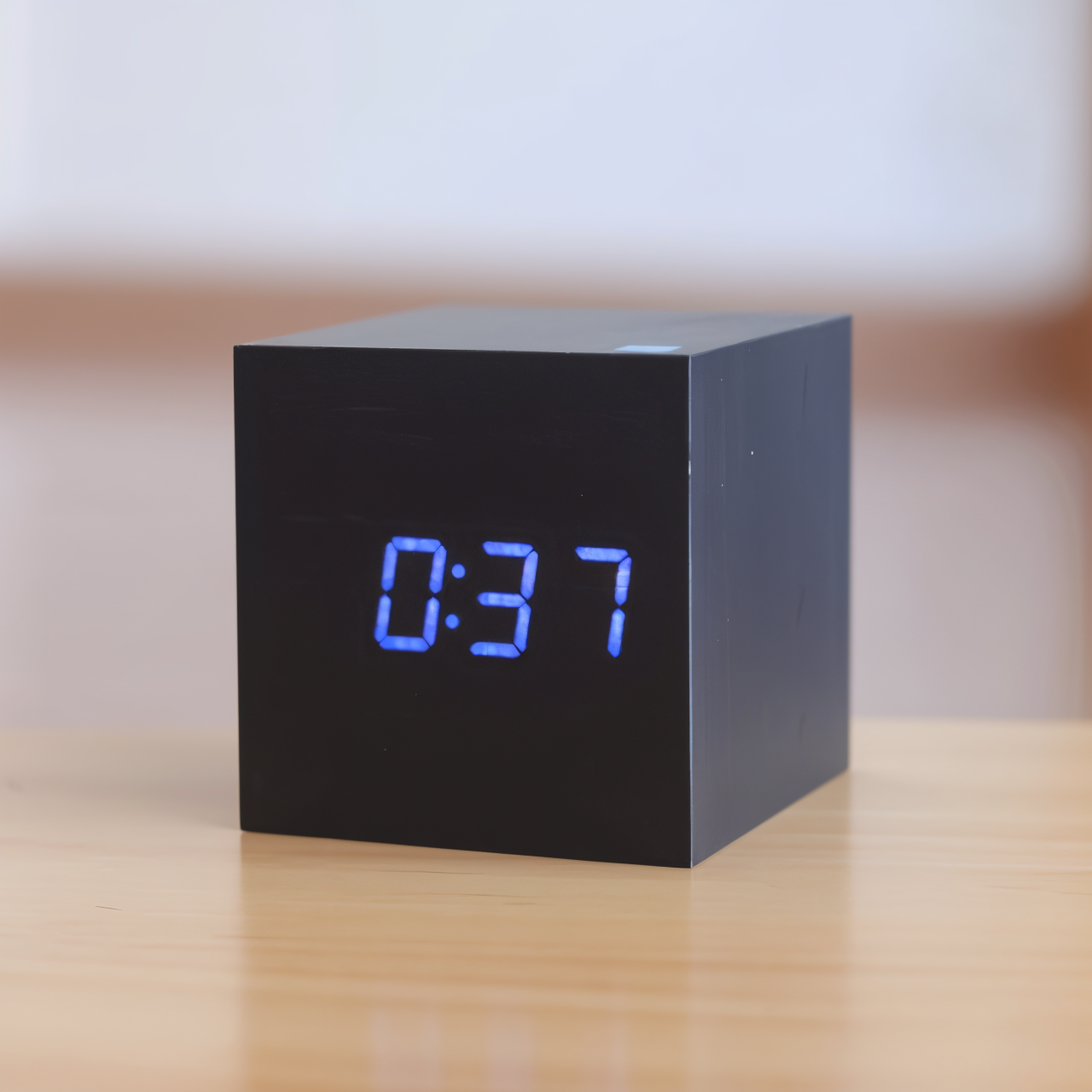 ClockyCube | Digitalt Vækkeur – Klar Visning og Smart Funktioner Sort-Blå Nuvenci.dk