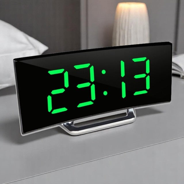 CurveClock | LED Digital Vækkeur med Buet Skærm og Automatisk Lys Grøn Nuvenci.dk