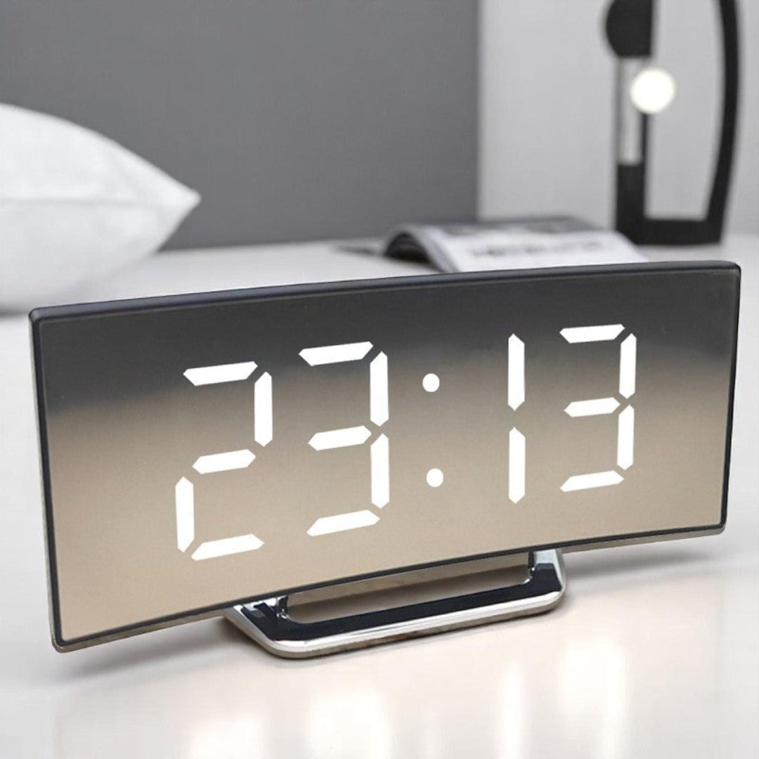 CurveClock | LED Digital Vækkeur med Buet Skærm og Automatisk Lys Hvid Nuvenci.dk