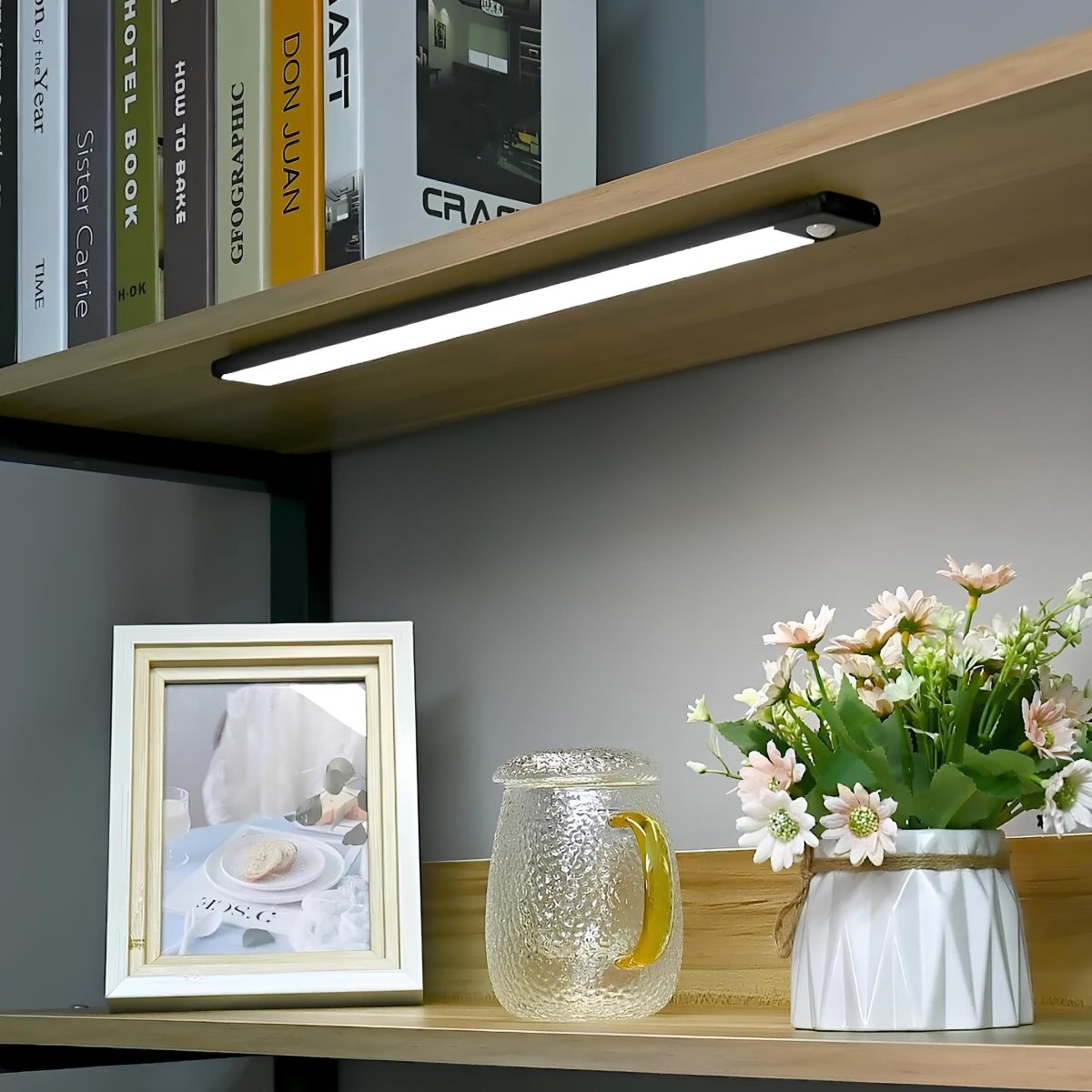 InstaBright | Genopladelig LED med bevægelsessensor Sort Nuvenci.dk