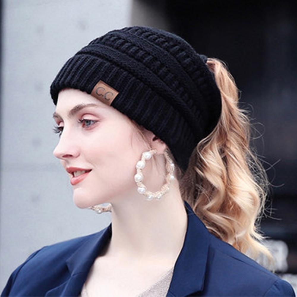 Natalie | Beanie – Vinterhue med Stil og Fri Hestehale Sort Nuvenci.dk