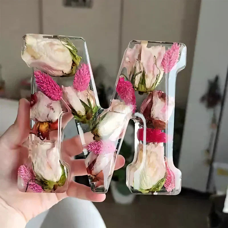 PetaGlow | Personligt Bogstavslys med Tørrede Blomster Nuvenci.dk