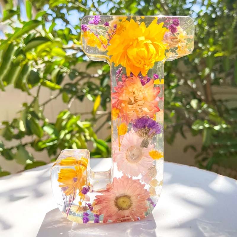 PetaGlow | Personligt Bogstavslys med Tørrede Blomster Nuvenci.dk