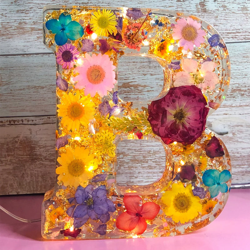 PetaGlow | Personligt Bogstavslys med Tørrede Blomster Nuvenci.dk