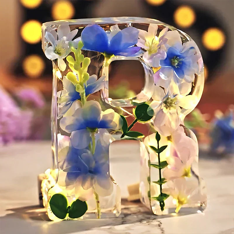PetaGlow | Personligt Bogstavslys med Tørrede Blomster Nuvenci.dk