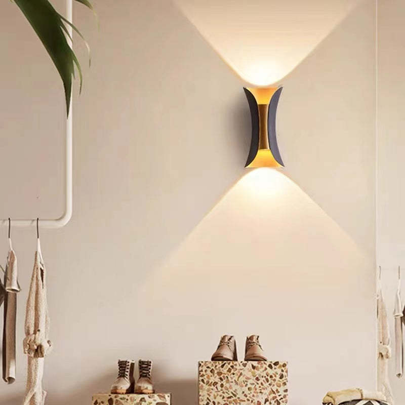 RadiantLine | Væglampe – Minimalistisk Design og Stemningslys Sort og Guld Nuvenci.dk