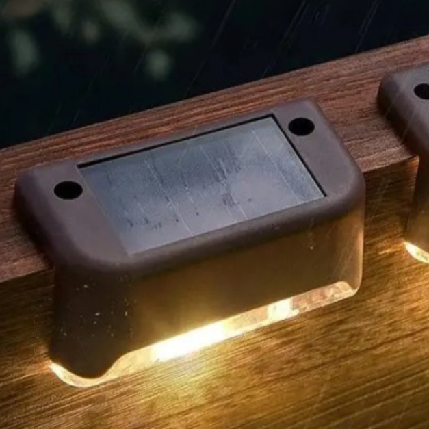 SolarLuxe | Multifunktionelt og Luksuriøst Hegnslys til Udendørs Brug Sort 2+2 GRATIS Nuvenci.dk