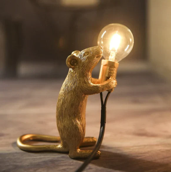 SqueakLight | Original lampe med legende musedesign Stående mus Guld Nuvenci.dk