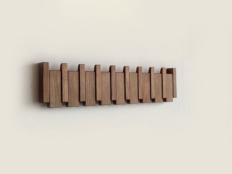 WoodNote | Funktionel Knagerække i Pianodesign Valnøddetræ Nuvenci.dk