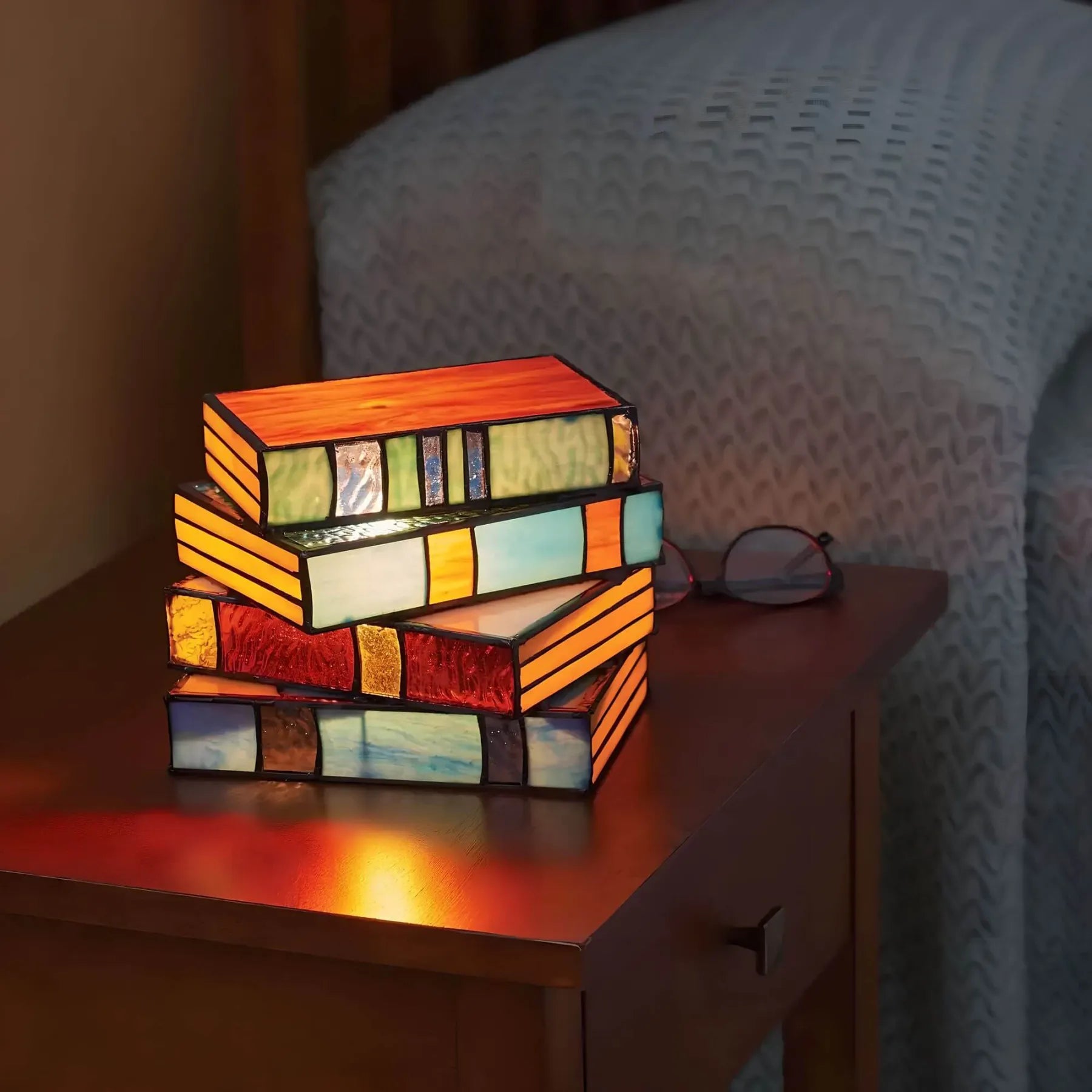 BookGlow - Farverig Stak Af Bøger Bordlampe