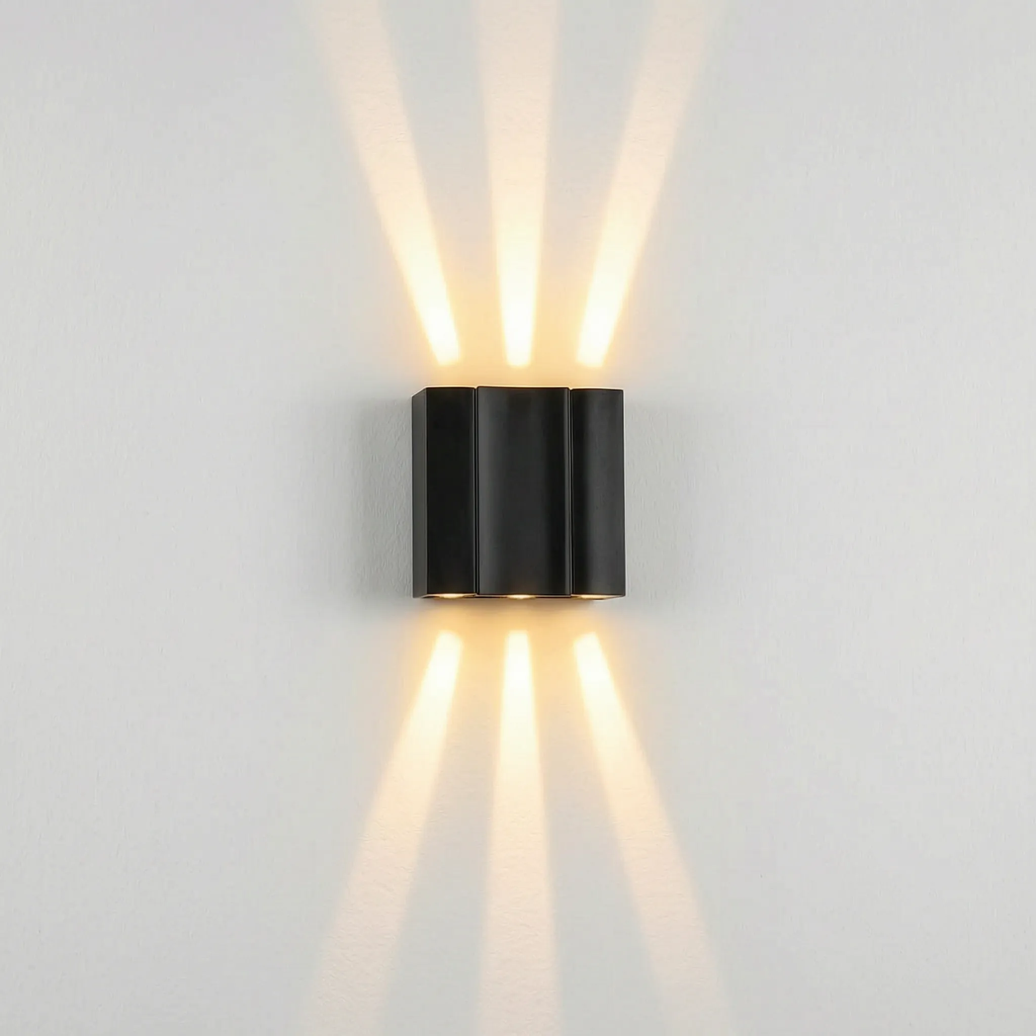LuminaWall - Minimalistisk Udendørs Væglampe Stor - Tre Lysstråler Op Og Ned Nuvenci.dk