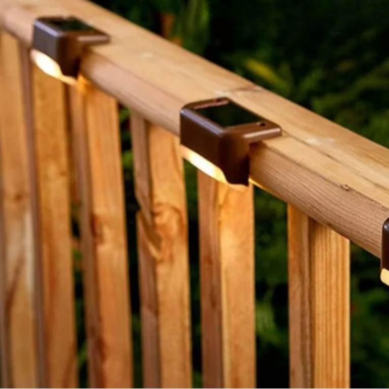 SolarLuxe | Multifunktionelt og Luksuriøst Hegnslys til Udendørs Brug5