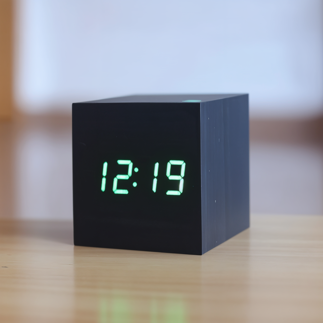 ClockyCube | Digitalt Vækkeur – Klar Visning og Smart Funktioner