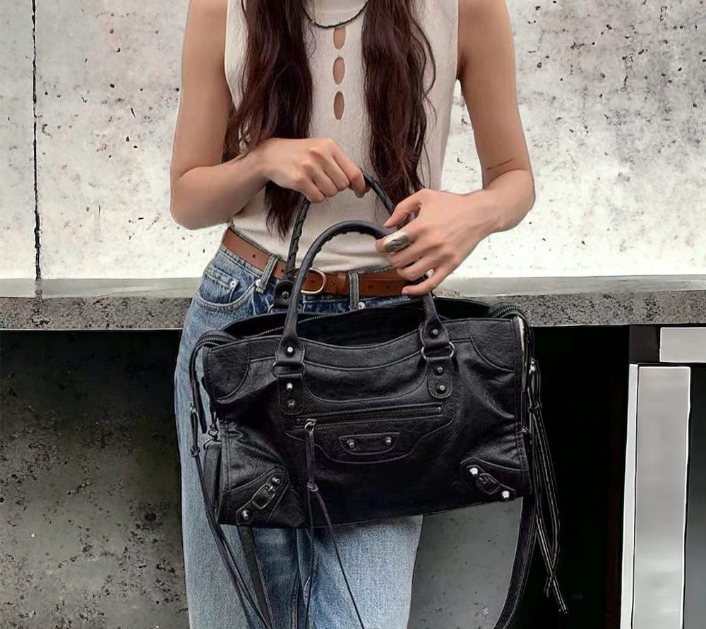 April | Skuldertaske – Rummelig og Perfekt til Arbejde & Shopping Nuvenci.dk