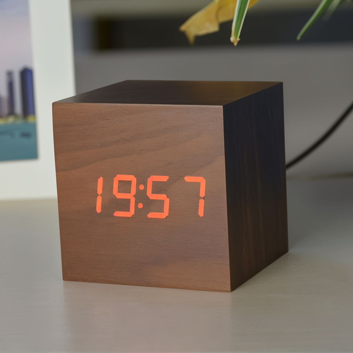 ClockyCube | Digitalt Vækkeur – Klar Visning og Smart Funktioner Brun-Rød Nuvenci.dk