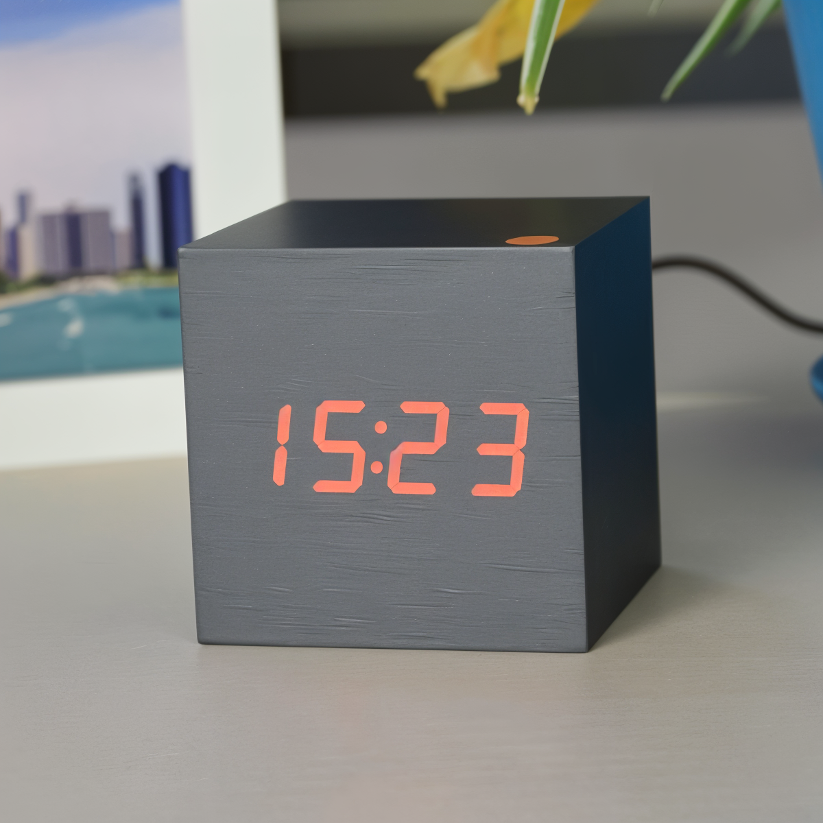 ClockyCube | Digitalt Vækkeur – Klar Visning og Smart Funktioner Sort-Rød Nuvenci.dk
