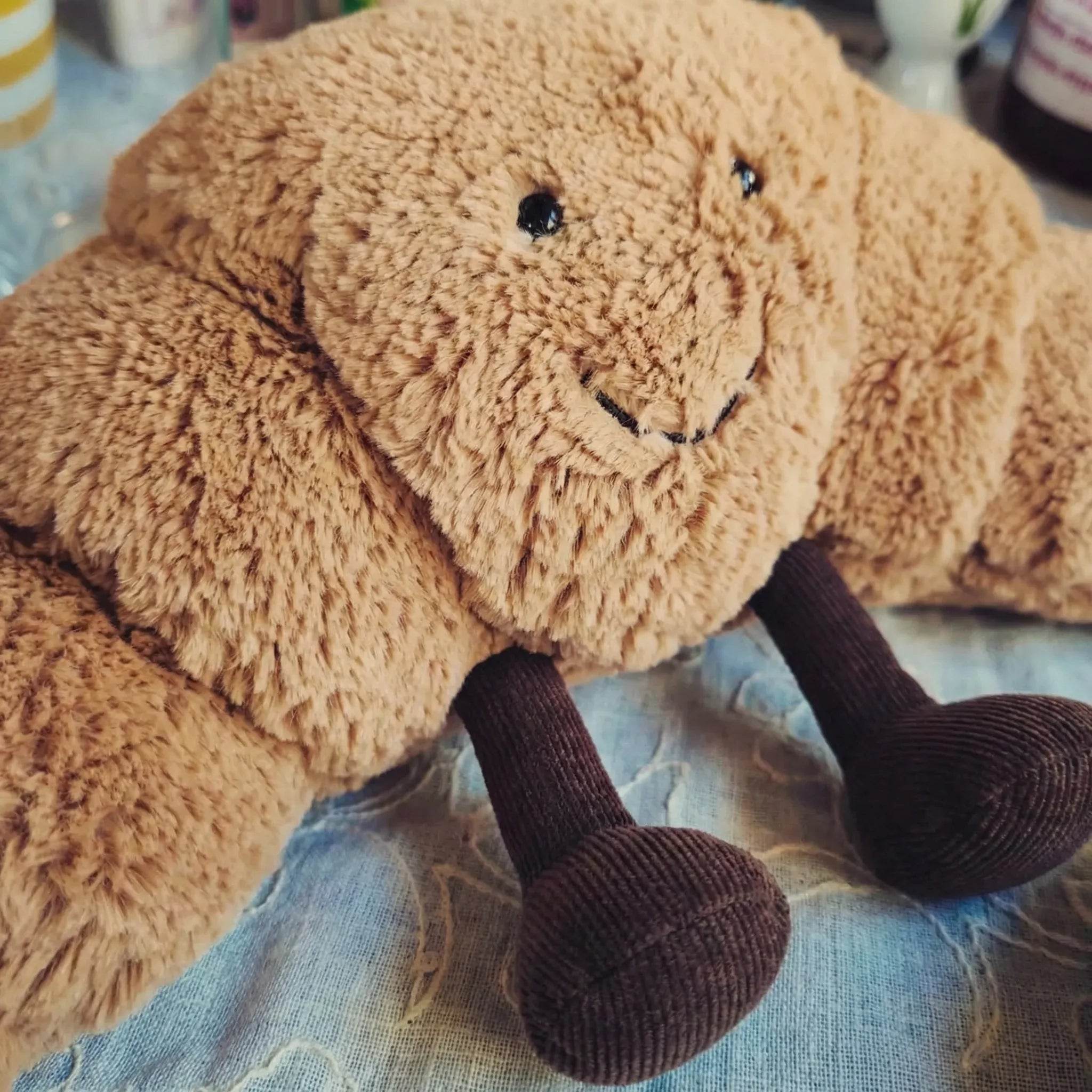 Croissnuggle - Blød Krammebamse I Croissantform Nuvenci.dk