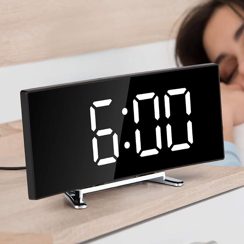 CurveClock | LED Digital Vækkeur med Buet Skærm og Automatisk Lys Nuvenci.dk