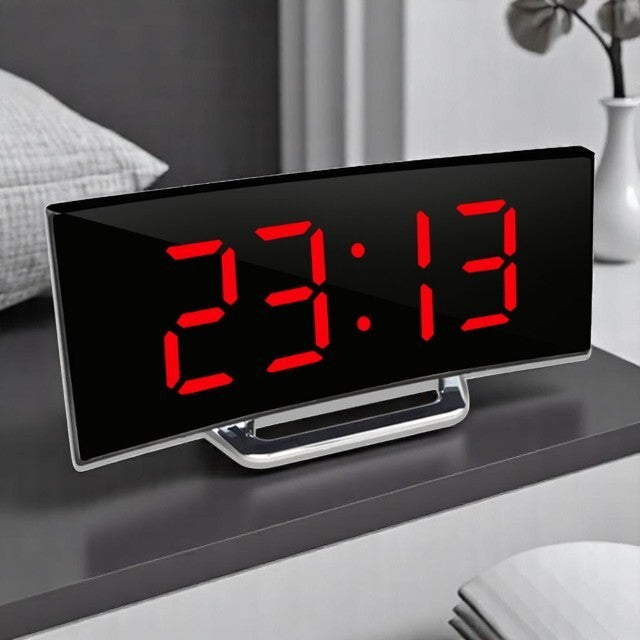 CurveClock | LED Digital Vækkeur med Buet Skærm og Automatisk Lys Rød Nuvenci.dk