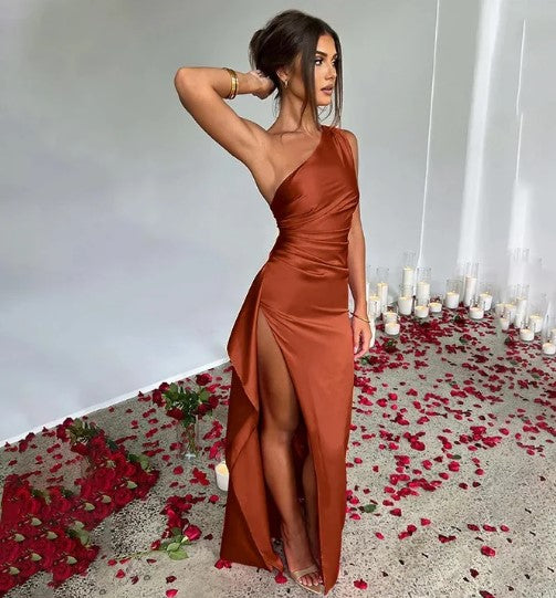 Henna | Maxi Kjole – Skulderdesign i Satin Brun Nuvenci.dk