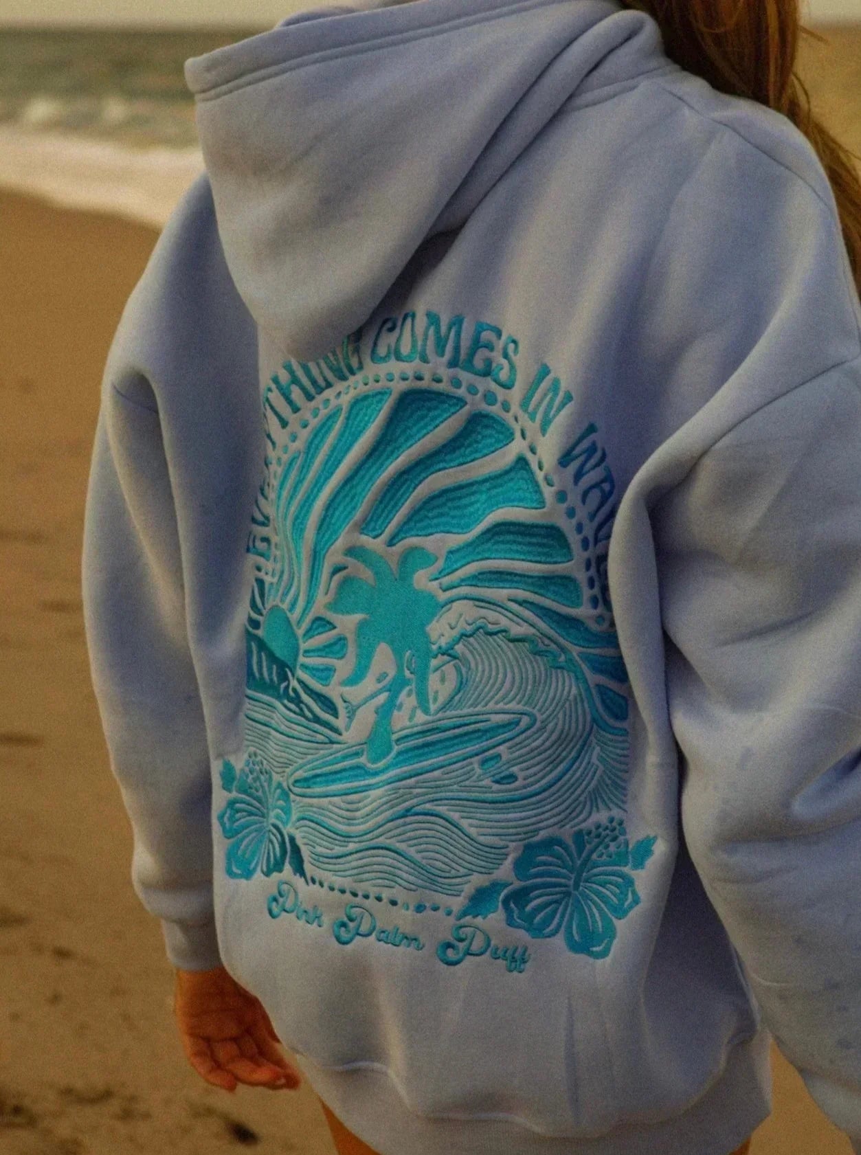 https://cdn.shopify.com/s/files/1/0907/8960/9736/files/oversized-haettetroje-til-kvinder-afslappet-snit-699.webp?v=1741330586