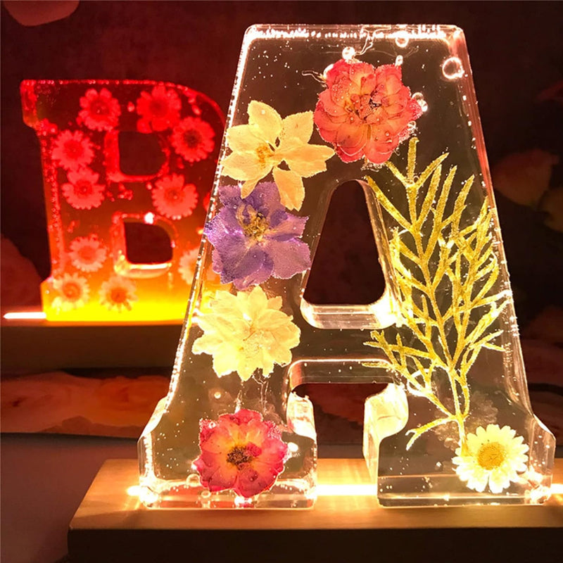 PetaGlow | Personligt Bogstavslys med Tørrede Blomster Nuvenci.dk