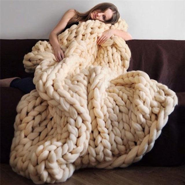 SoftWeave | Chunky Knit Throw – Warmth and Style for Living Spaces Beige 80x100cm Nuvenci.dk