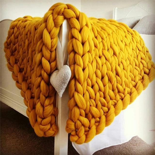 SoftWeave | Chunky Knit Throw – Warmth and Style for Living Spaces Gul 80x100cm Nuvenci.dk