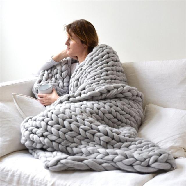 SoftWeave | Chunky Knit Throw – Warmth and Style for Living Spaces Lys Grå 80x100cm Nuvenci.dk