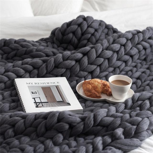 SoftWeave | Chunky Knit Throw – Warmth and Style for Living Spaces Mørkegrå 80x100cm Nuvenci.dk
