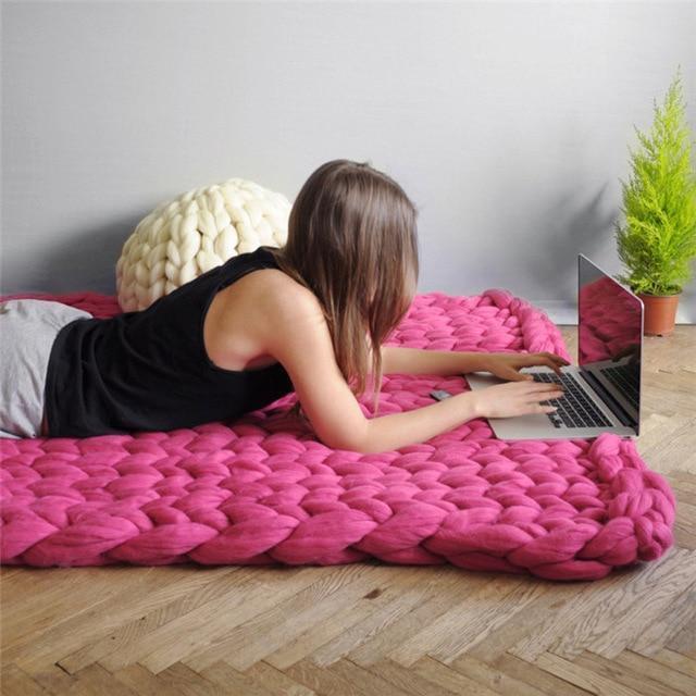 SoftWeave | Chunky Knit Throw – Warmth and Style for Living Spaces Rosenrød 80x100cm Nuvenci.dk