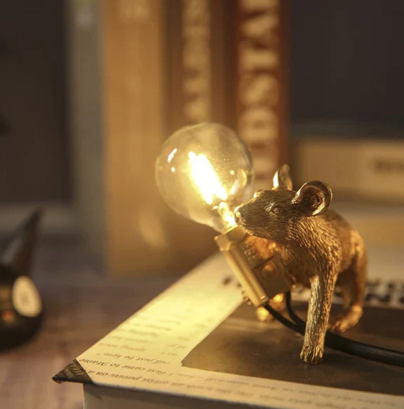 SqueakLight | Original lampe med legende musedesign Krybende mus Guld Nuvenci.dk