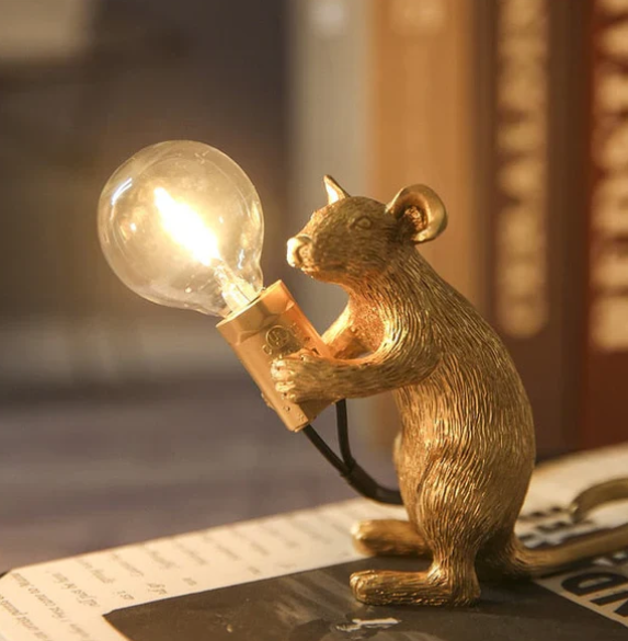 SqueakLight | Original lampe med legende musedesign Siddende mus Guld Nuvenci.dk